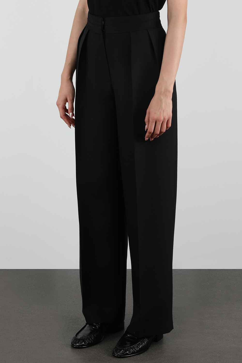 תמונת דוגמן קידמית של מכנסיים מחויטים ישרים מצמר