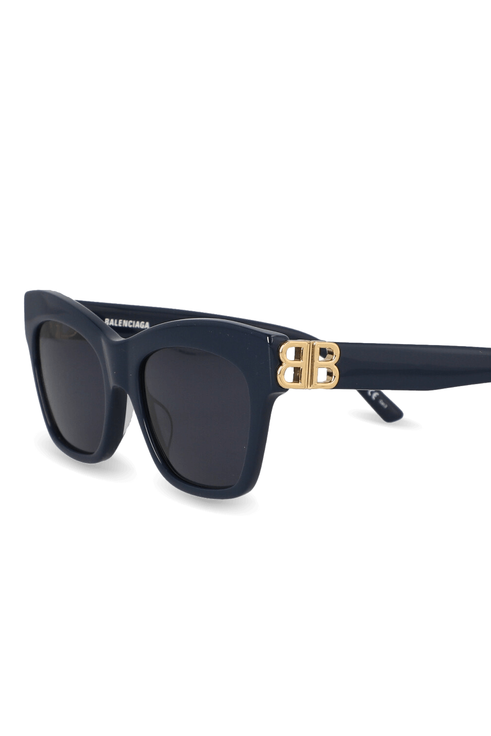 תמונת תקריב של משקפי דיינסטי כחולים עם לוגו מוזהב