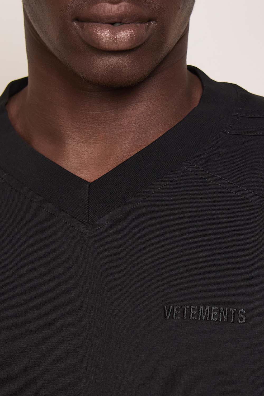 תמונת דוגמן אחורית של חולצת טי