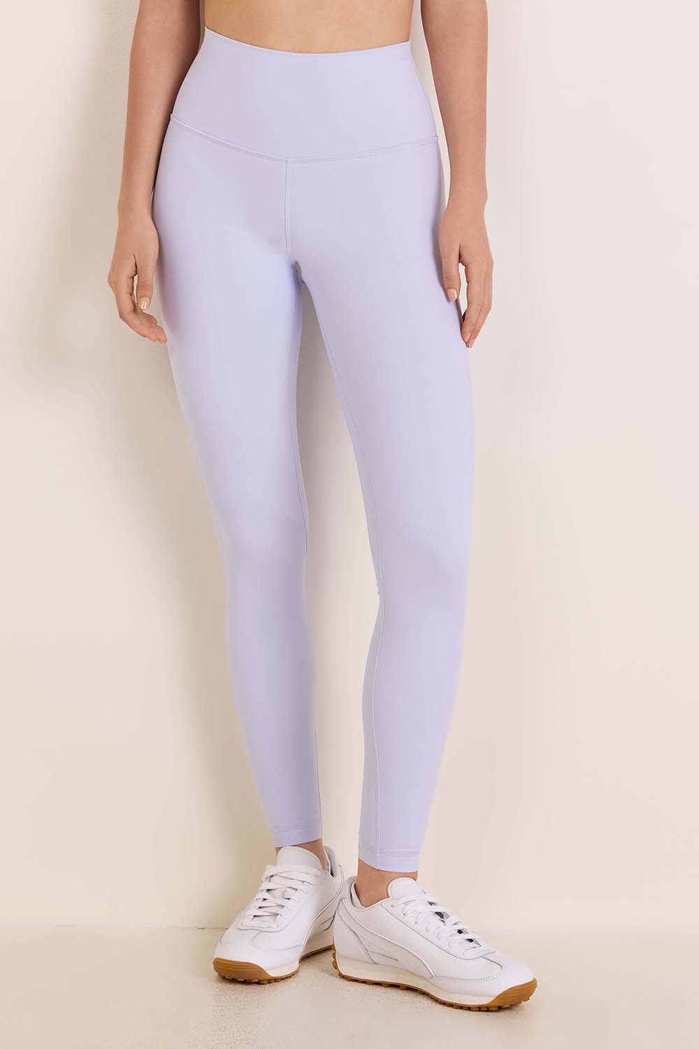 תמונת דוגמן קידמית של Align High-Rise Pant 28'' Leggings