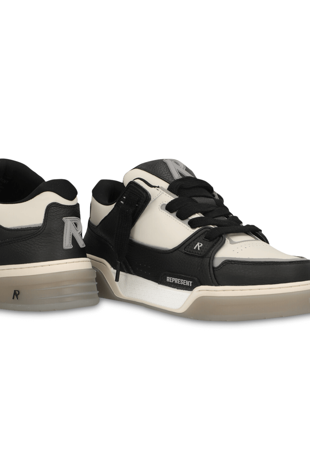 תמונת תקריב של נעלי סניקרס סטודיו