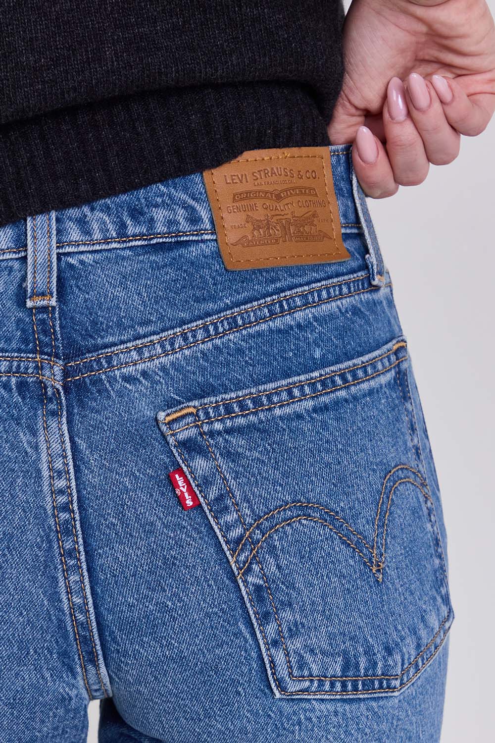 תמונת תקריב דוגמן של מכנסי ג'ינס