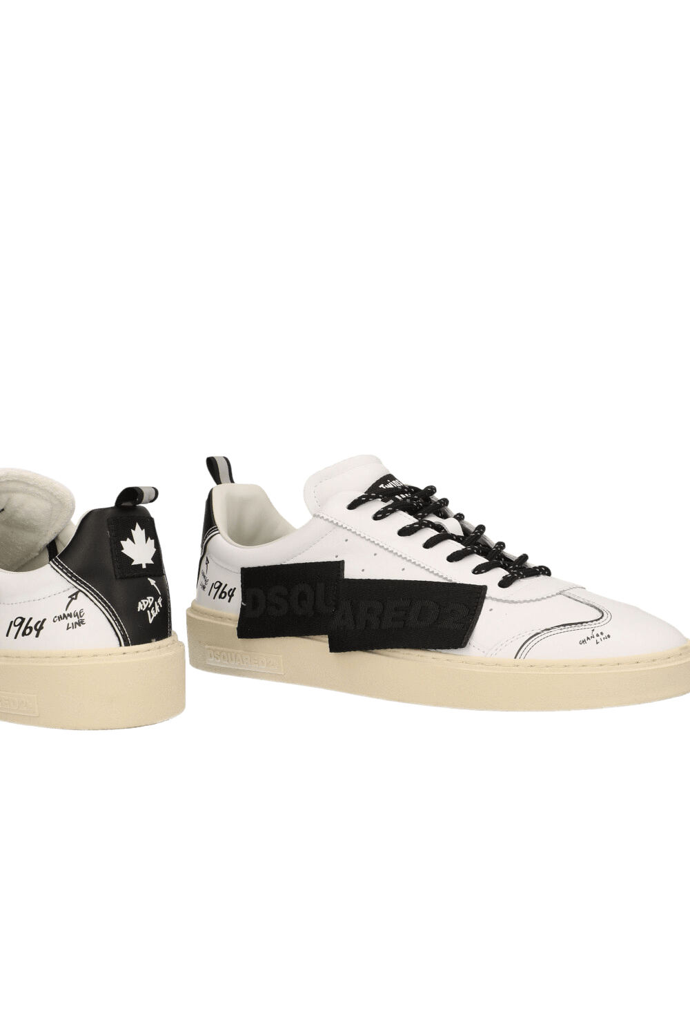 תמונת תקריב של נעלי סניקרס רידר