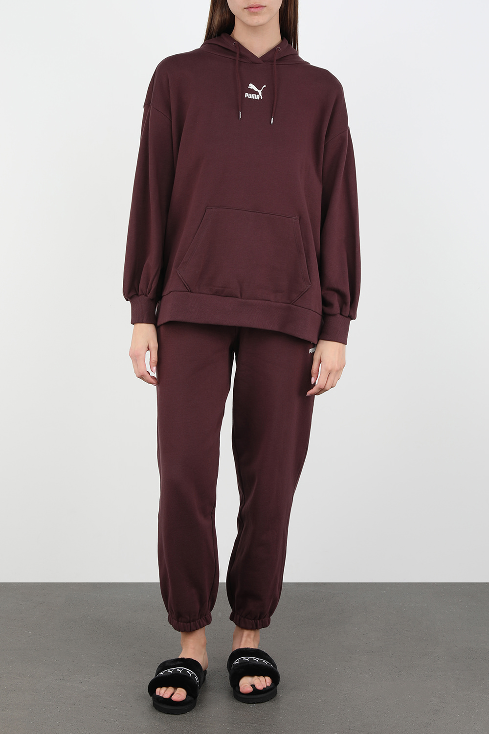 תמונת דוגמן קידמית של נעלי בית דמוי פרווה בצבע שחור