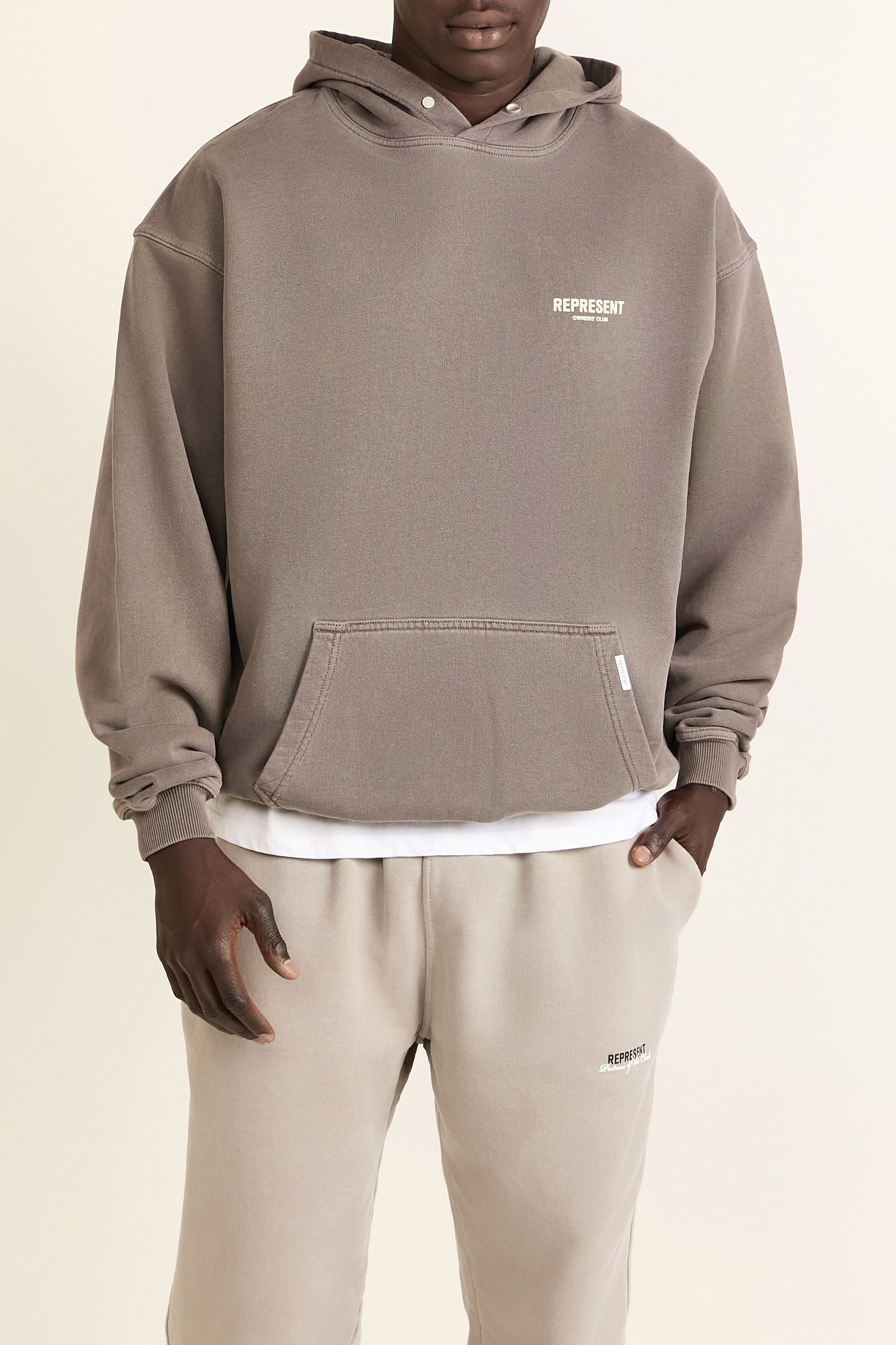 תמונת דוגמן קידמית של סווטשירט קפוצ'ון עם הדפס בגב