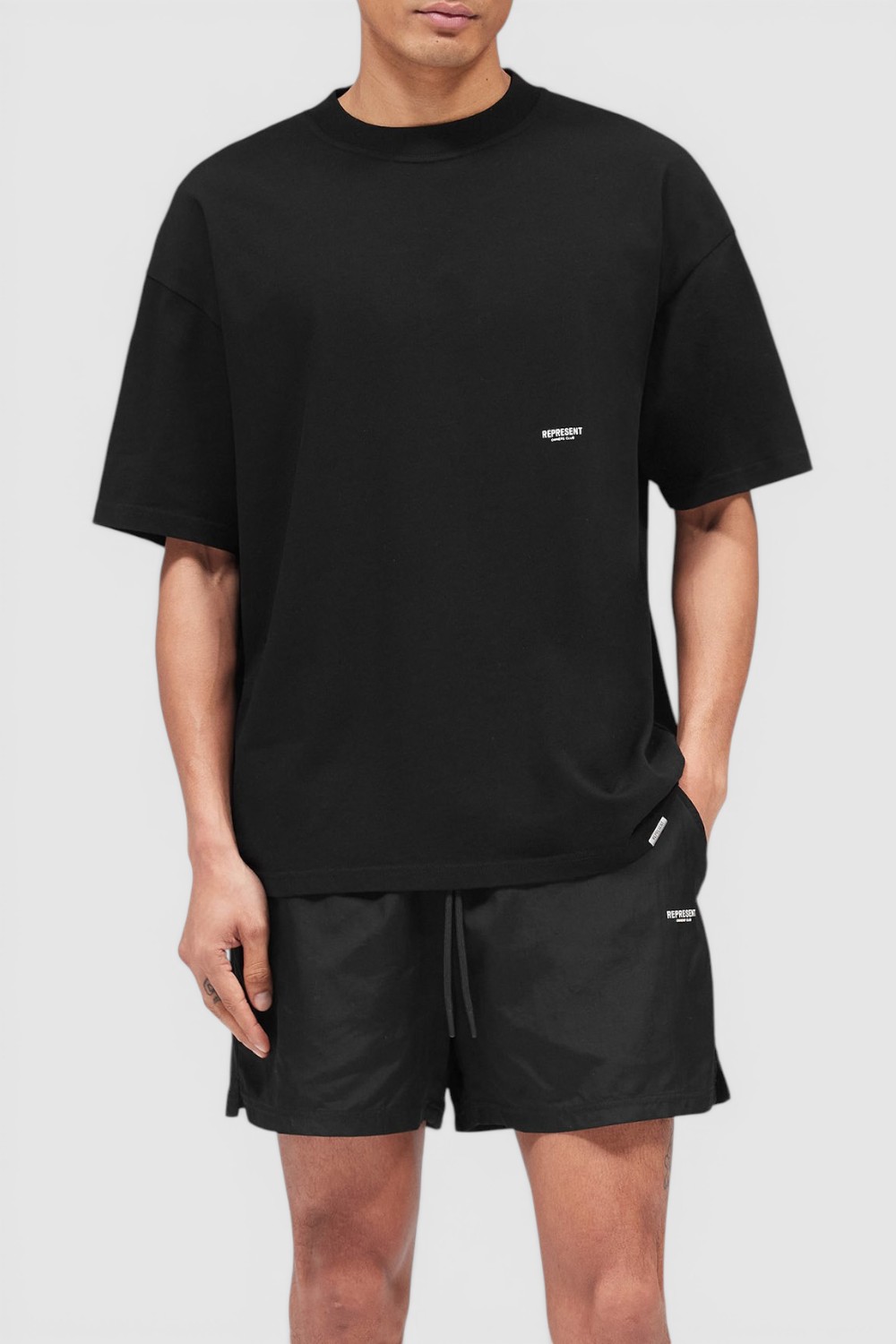 תמונת דוגמן קידמית של חולצת טי אוברסייז