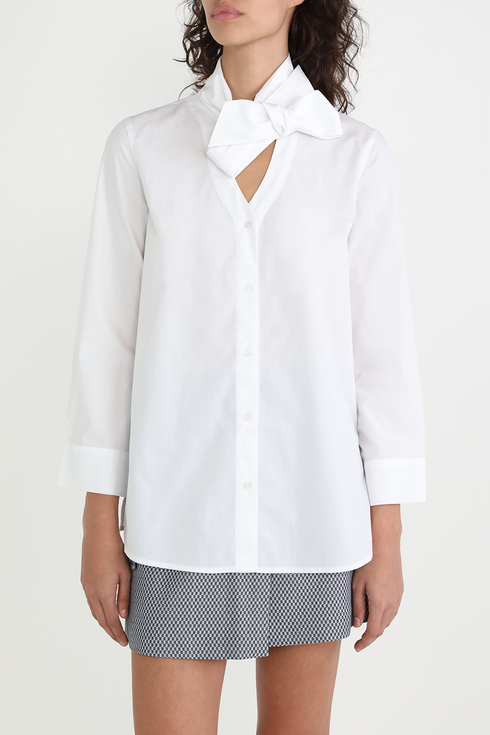 תמונת דוגמן קידמית של חולצה מכופתרת עם צווארון פפיון