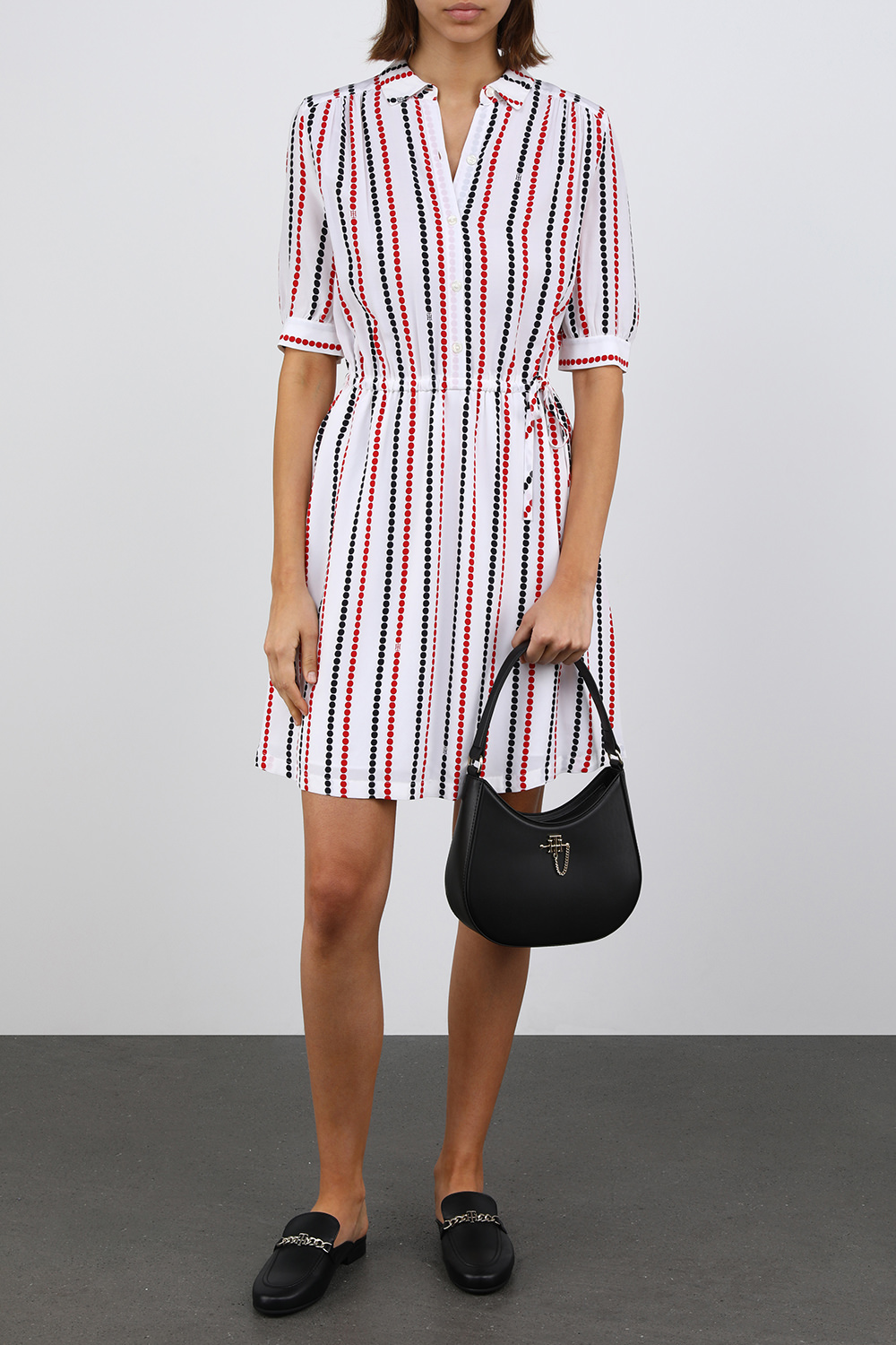 תמונת דוגמן קידמית של כפכפי מיולס שחורים עם שרשרת מוזהבת