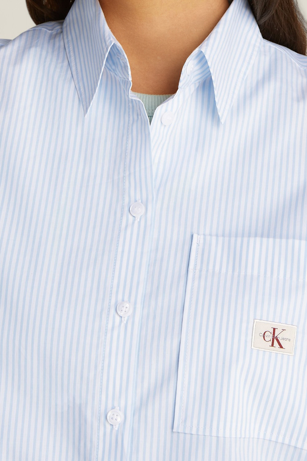 תמונת תקריב דוגמן של חולצת כפתורים