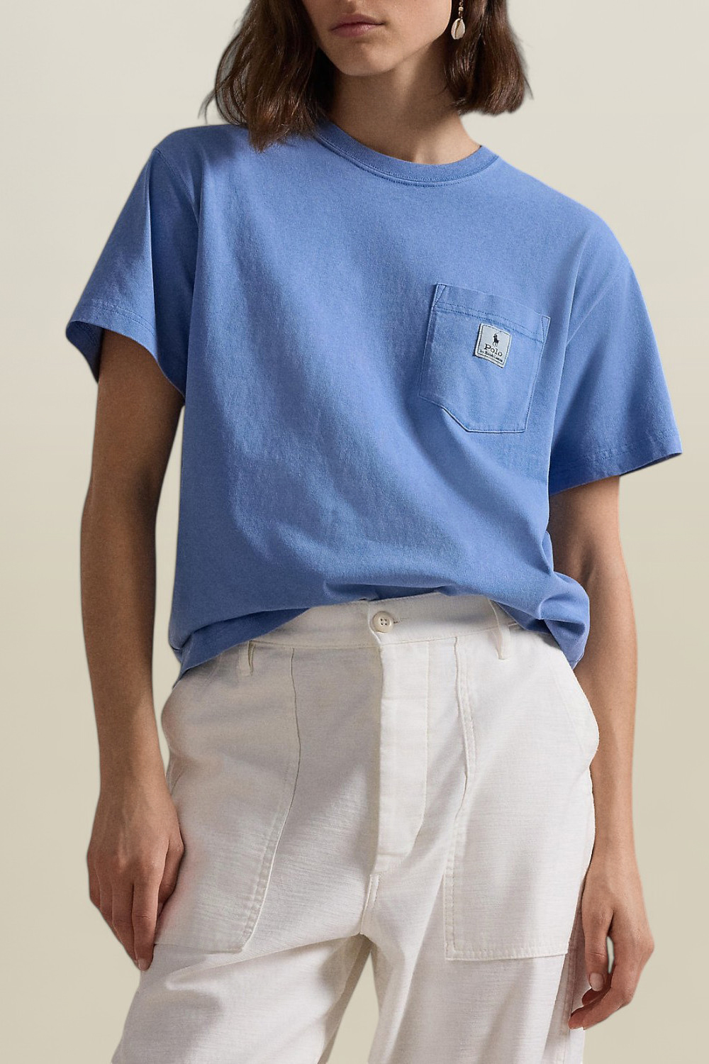 תמונת דוגמן קידמית של חולצת טי עם כיס
