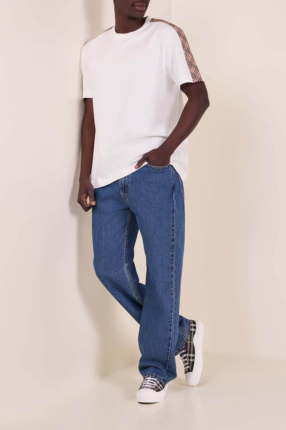 תמונת דוגמן קידמית של נעלי סניקרס