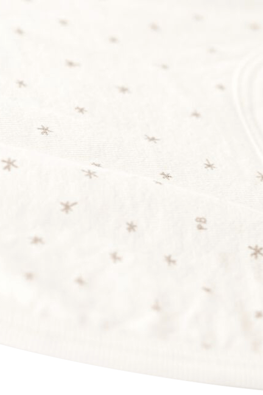 תמונת תקריב של סינר לבן עם הדפס כוכבים