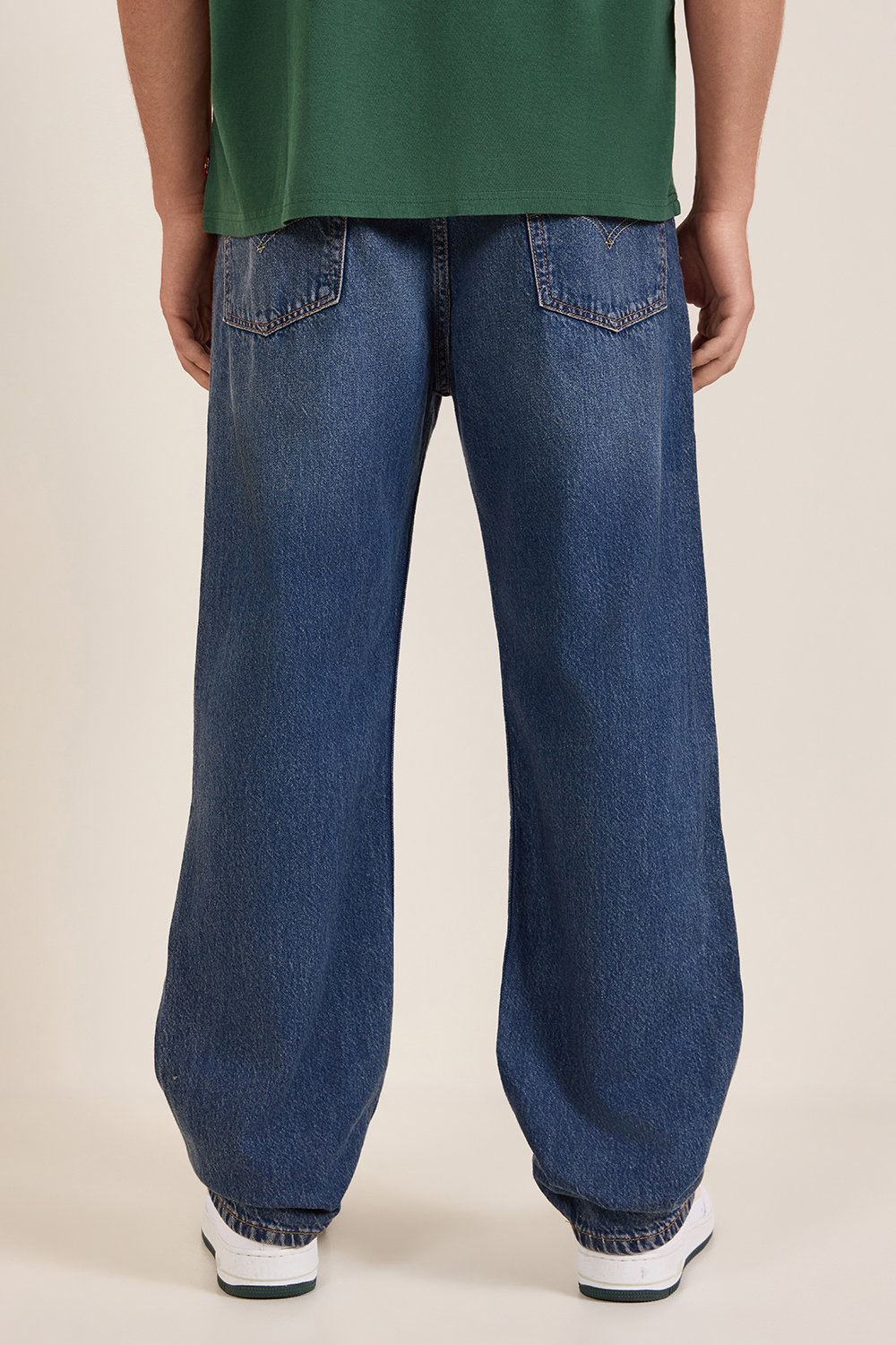 תמונת דוגמן אחורית של מכנסי ג'ינס 565 בגזרה ישרה