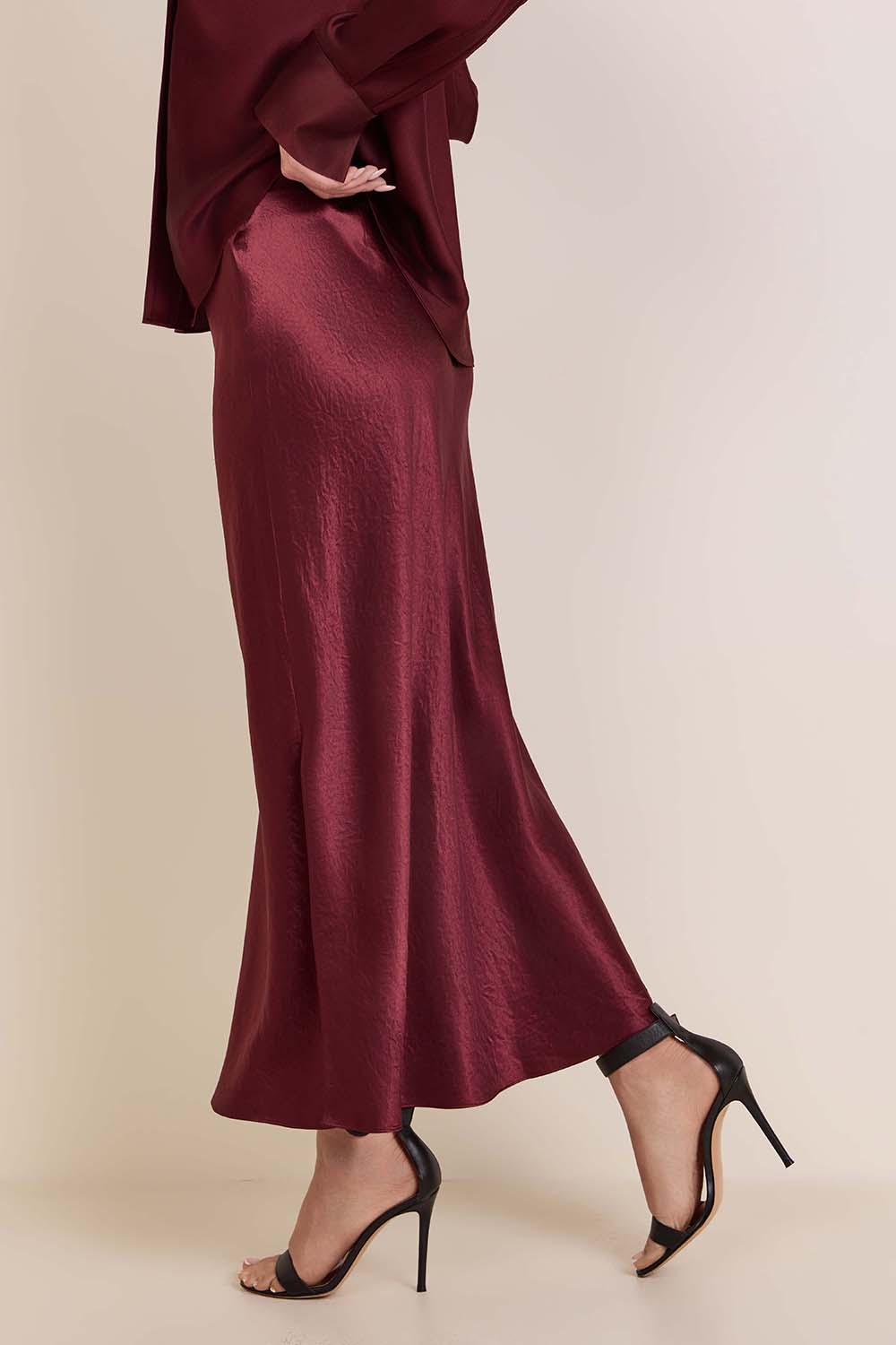 תמונת דוגמן אחורית של חצאית סאטן