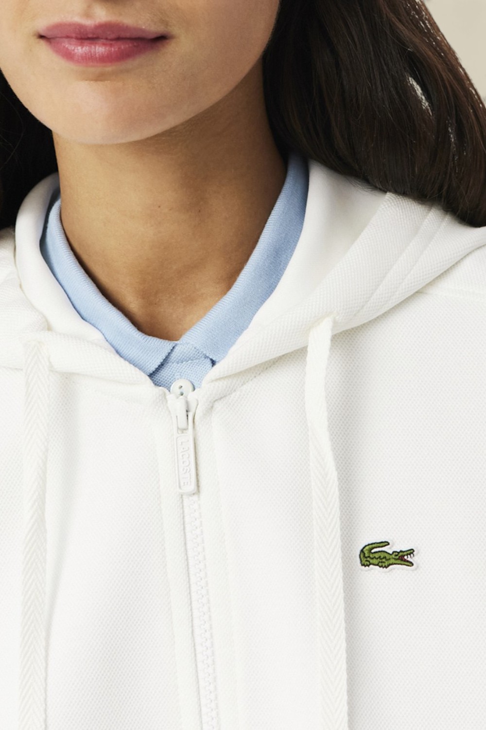 תמונת תקריב דוגמן של סווטשירט קפוצ'ון