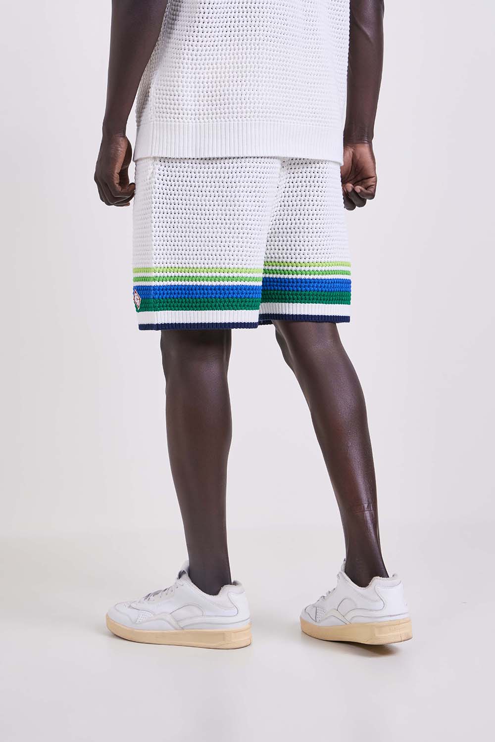 תמונת דוגמן אחורית של מכנסיים קצרים קרושה