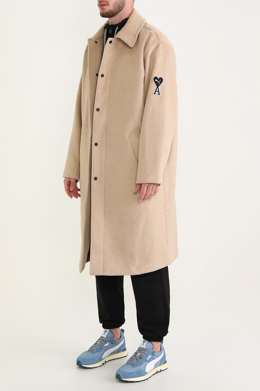 תמונת דוגמן קידמית של פומה X אמי מעיל אוברסייז