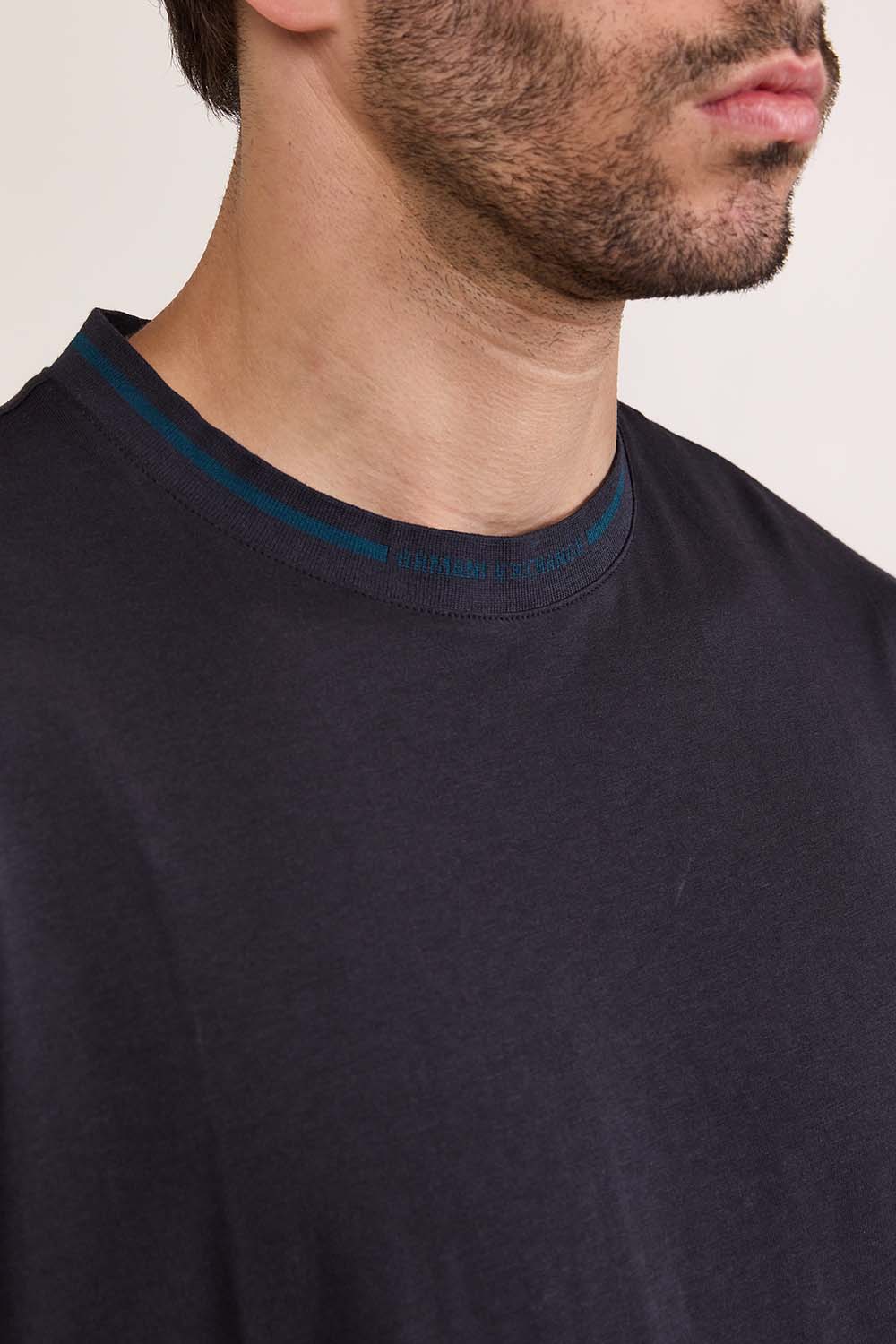 תמונת תקריב דוגמן של חולצת טי