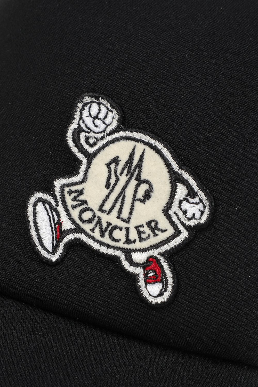 תמונת תקריב של כובע בייסבול עם רשת