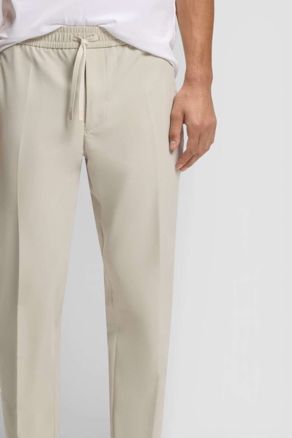 תמונת תקריב דוגמן של מכנסי ג'וגר בגזרת סלים