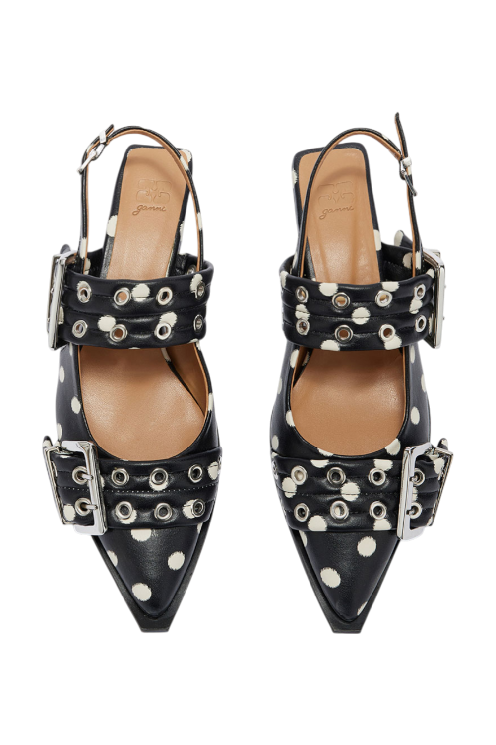 תמונת תקריב של נעלי עקב קיטן