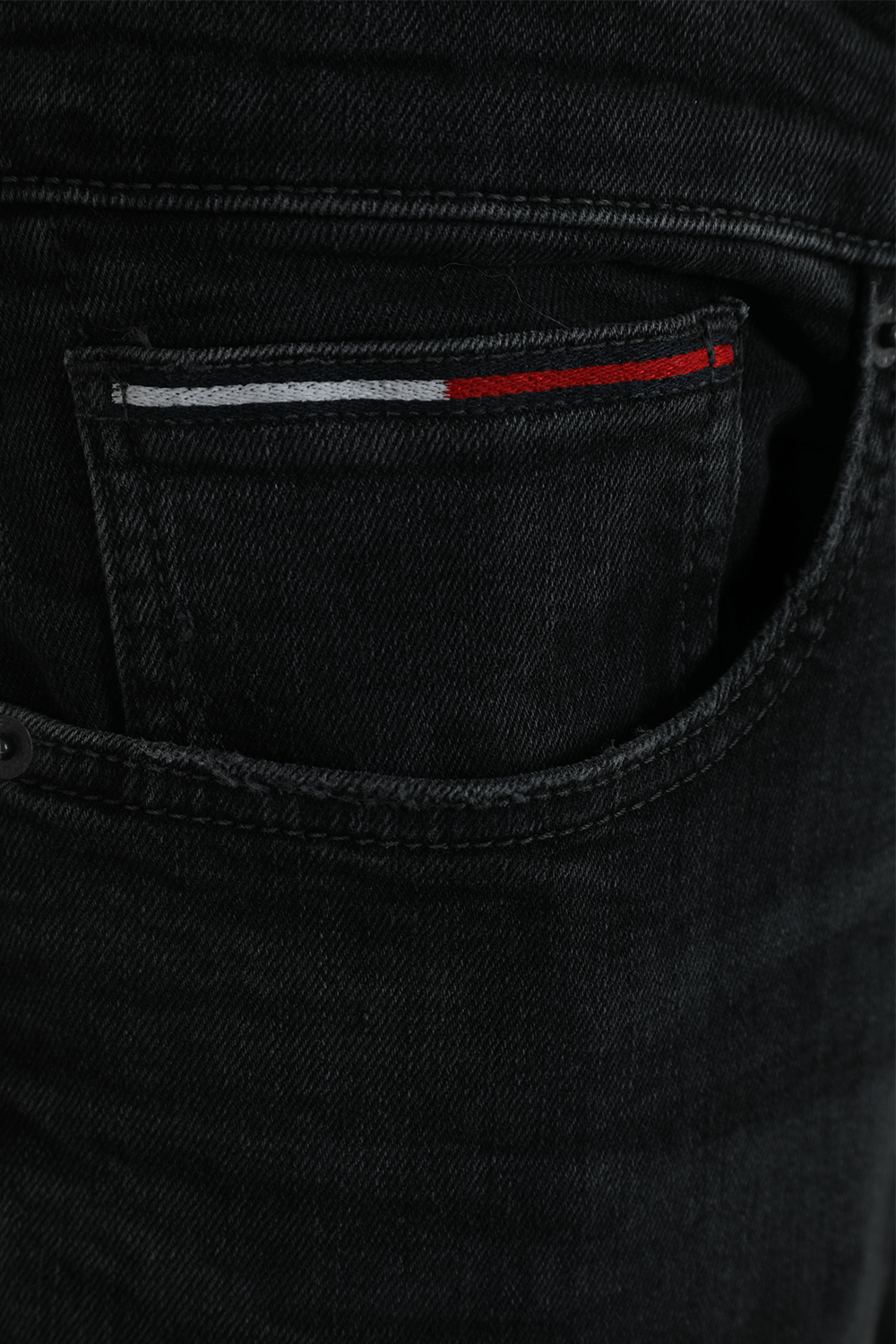 תמונה אחורית של מכנסי סקיני ג'ינס בשטיפה כהה עם שפשופים