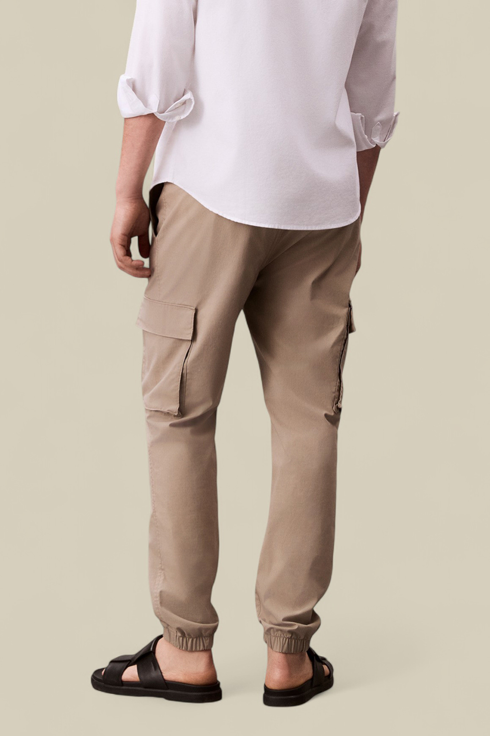 תמונת דוגמן אחורית של מכנסי קרגו סקיני