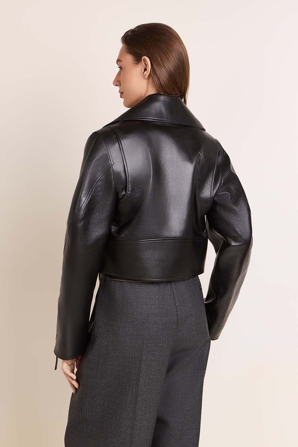 תמונת דוגמן אחורית של ז'קט עור קרופ