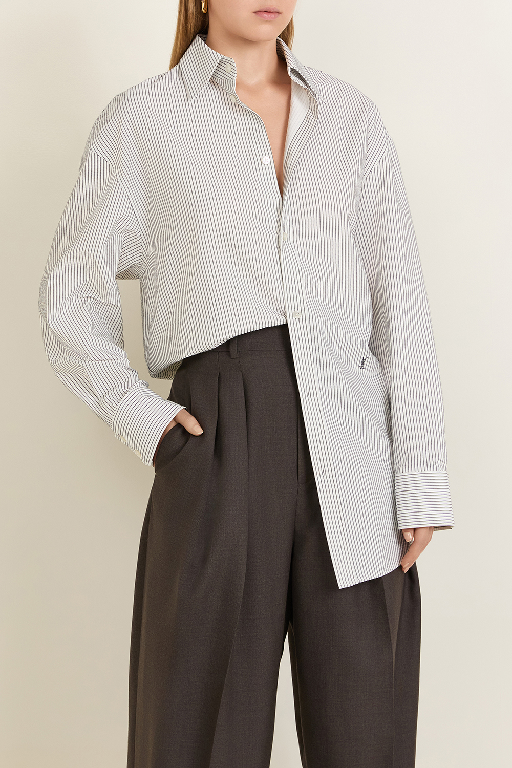 תמונת דוגמן קידמית של חולצת כפתורים