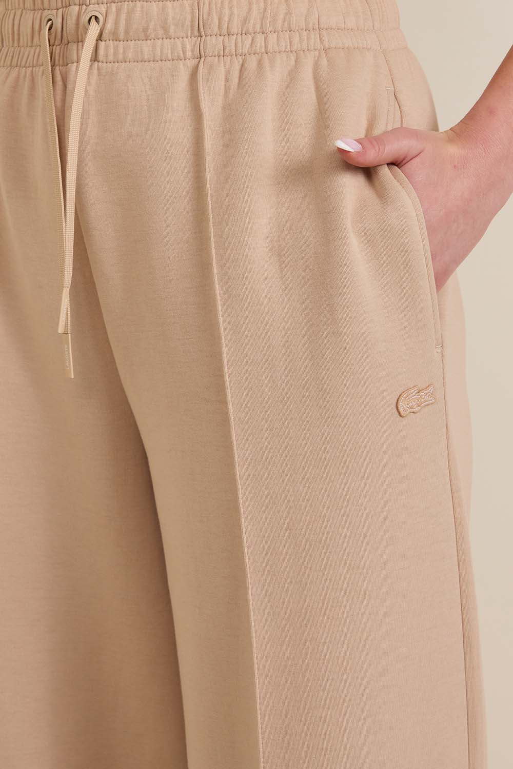 תמונת תקריב דוגמן של מכנסי ג'וגר רחבים