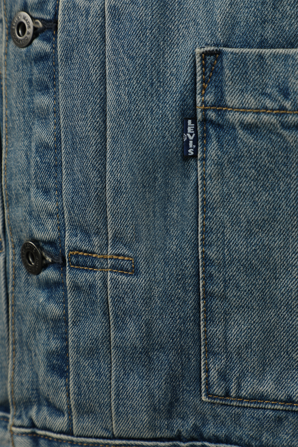 תמונת תקריב של ז'קט ג'ינס כחול מכותנה אורגנית