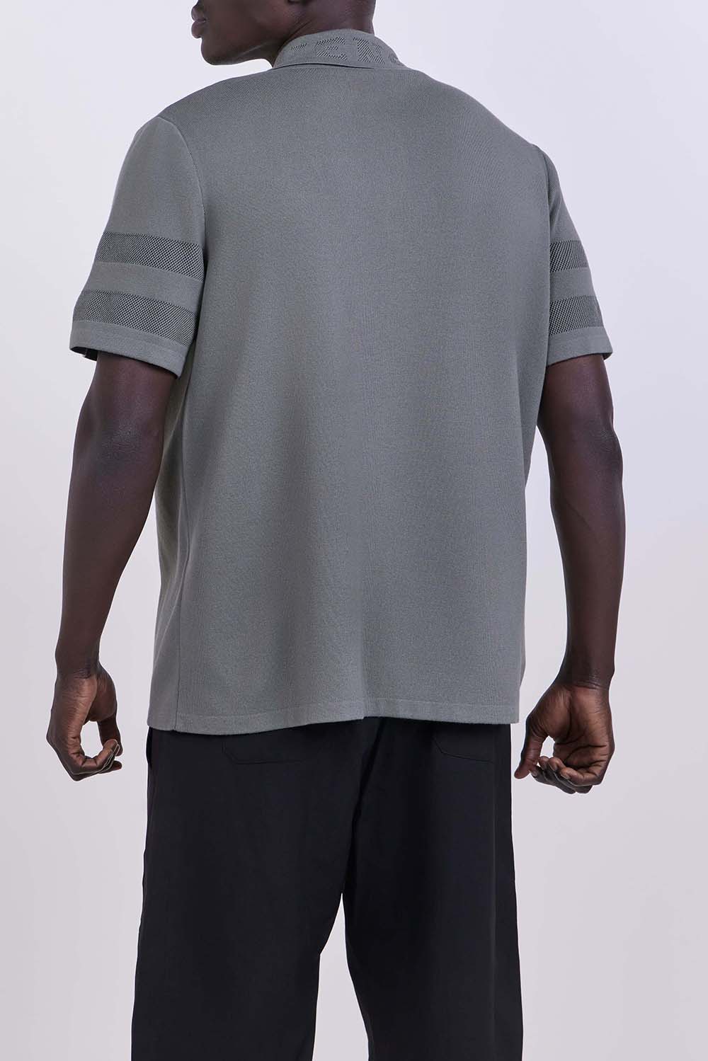 תמונת דוגמן אחורית של חולצה מכופתרת בגזרה משוחררת