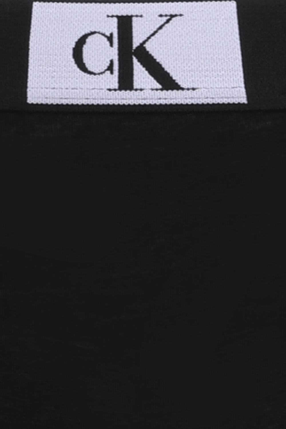 תמונת תקריב של תחתוני חוטיני מכותנה ממוחזרת