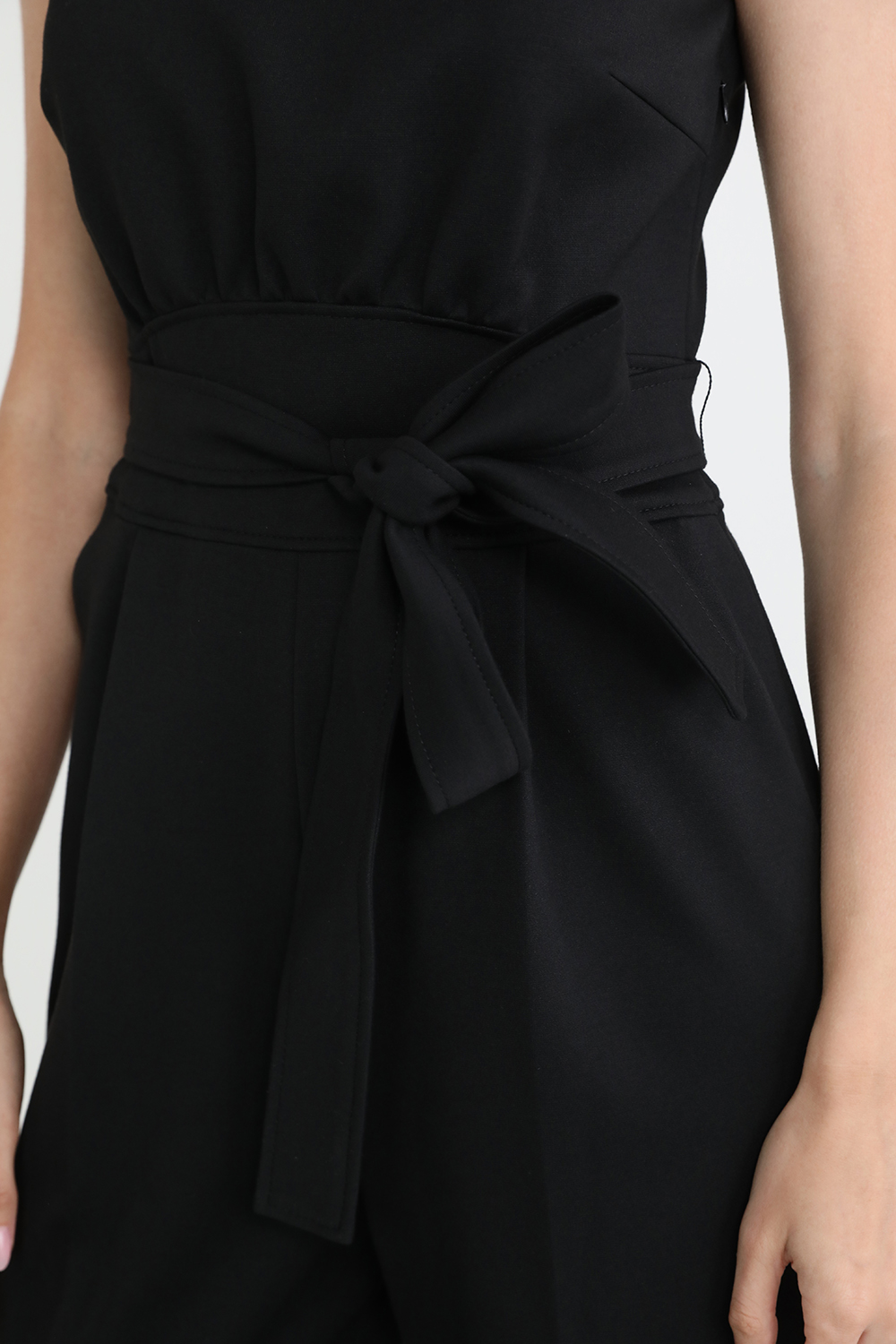 תמונת תקריב דוגמן של אוברול ארוך עם קשירה