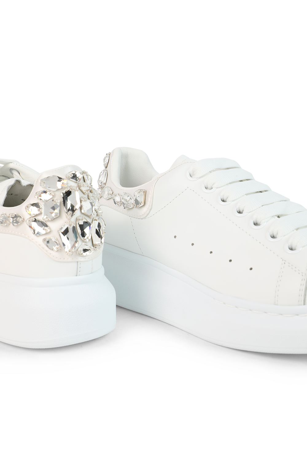 תמונת תקריב של סניקרס אוברסייז עם פאנל קריסטלים