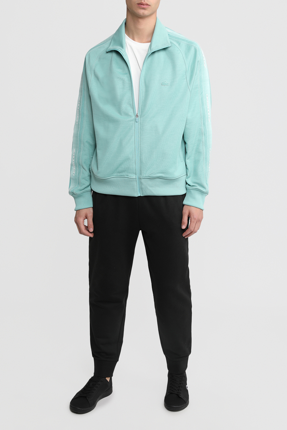 תמונת דוגמן קידמית של נעלי סניקרס