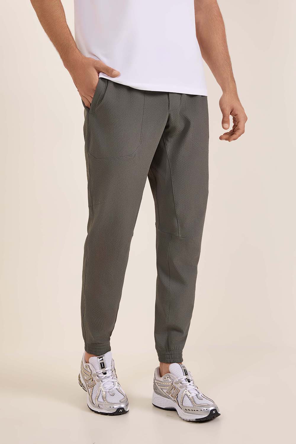 תמונת דוגמן קידמית של License To Train Textured Jogger*Regular