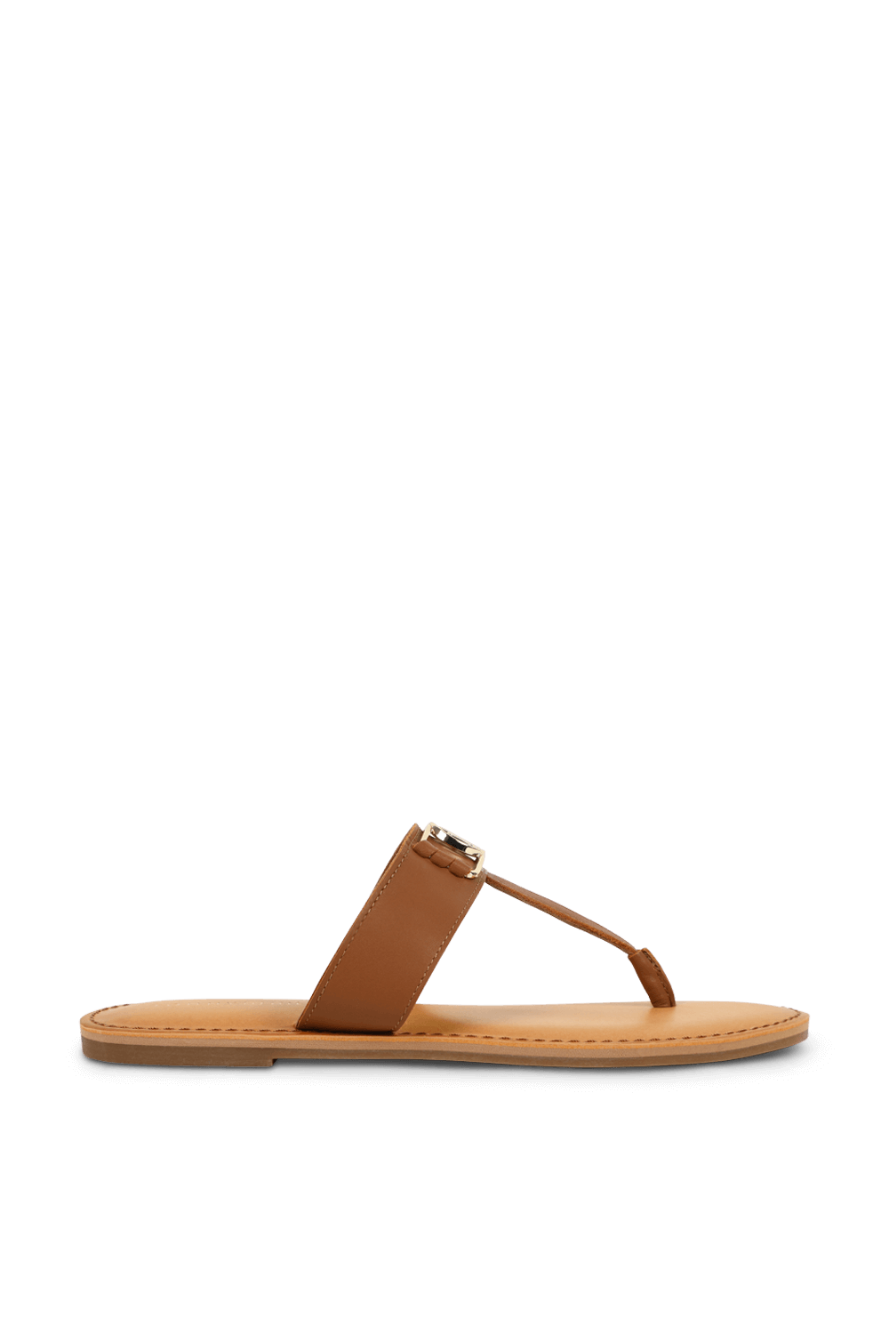 תמונה קידמית של כפכפים מעור קאמל עם לוגו מטאלי