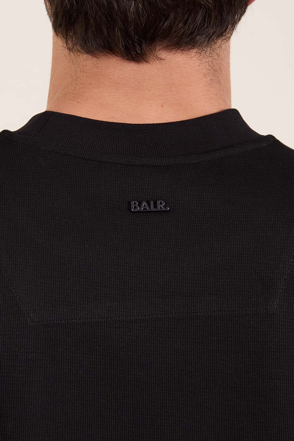 תמונת תקריב דוגמן של חולצת טי משוחררת