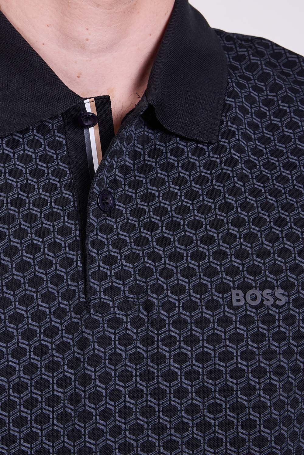 תמונת תקריב דוגמן של חולצת פולו