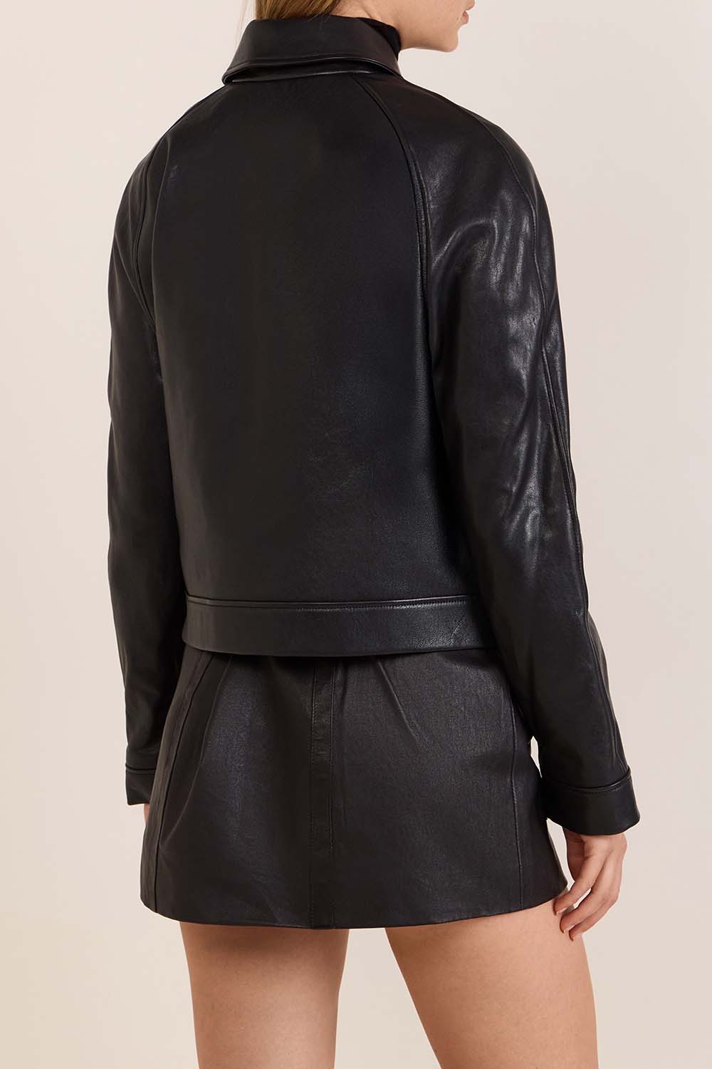 תמונת דוגמן אחורית של ז'קט עור