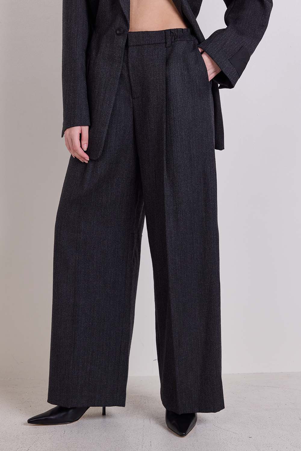 תמונת דוגמן קידמית של מכנסיים מחוייטים