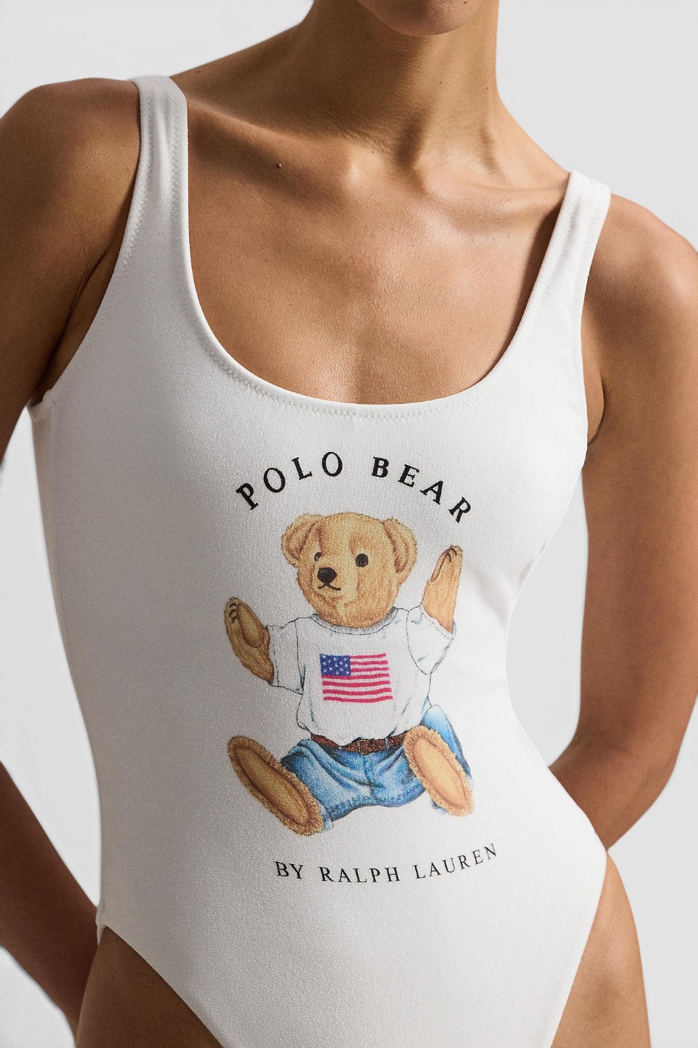 תמונת תקריב דוגמן של בגד ים שלם