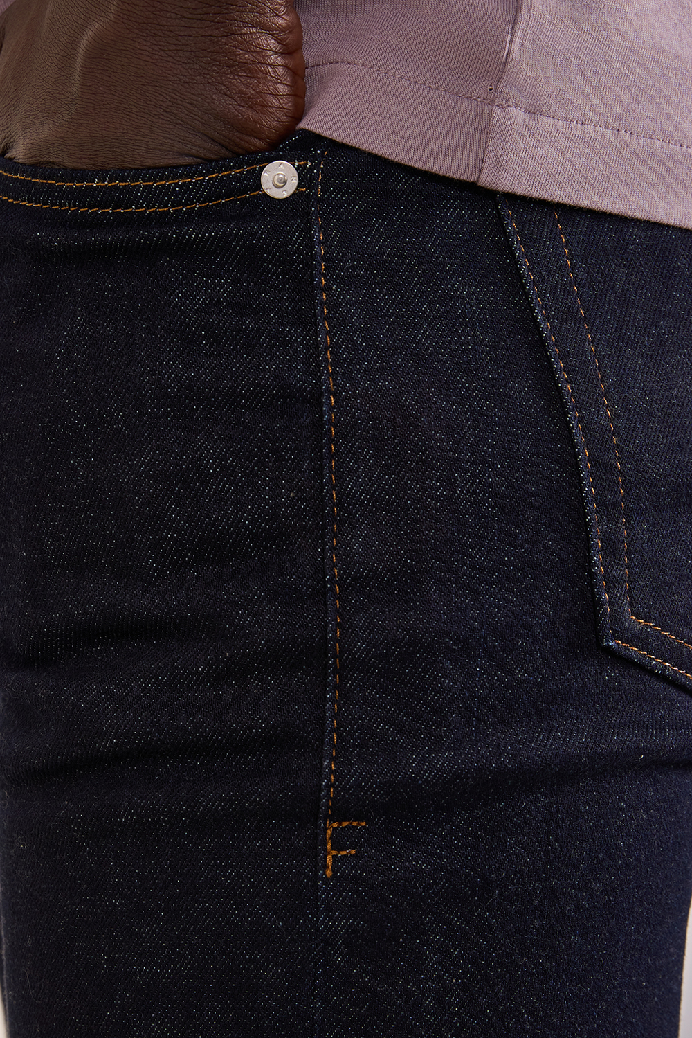 תמונת תקריב דוגמן של מכנסי ג'ינס סלים