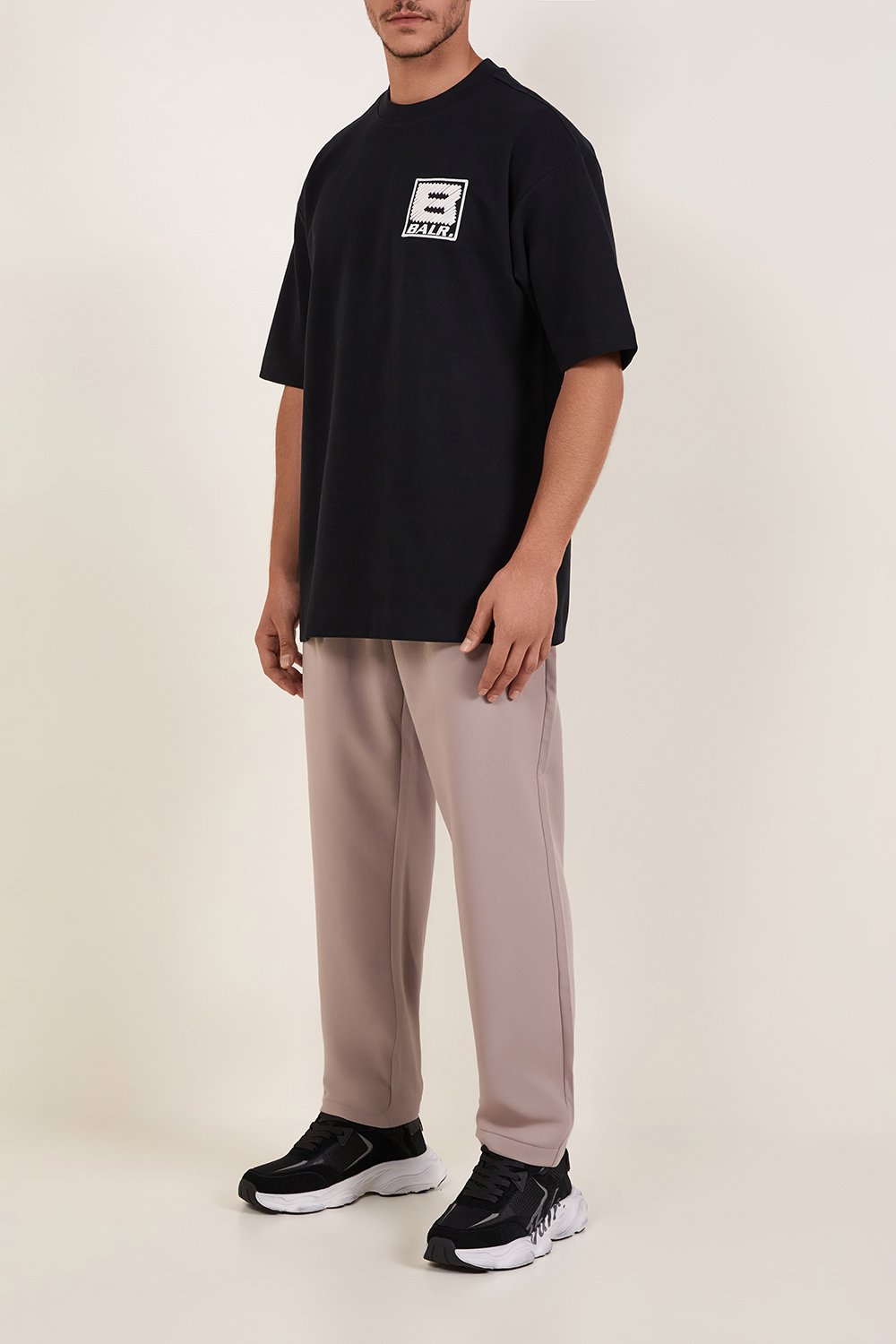 תמונת דוגמן קידמית של נעלי סניקרס