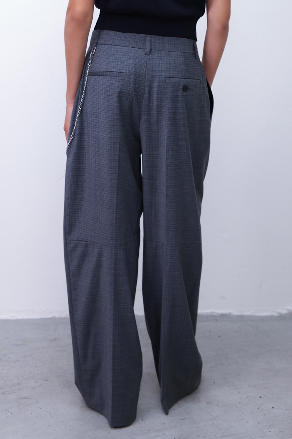 תמונת דוגמן אחורית של מכנסי קפלים מחוייטים