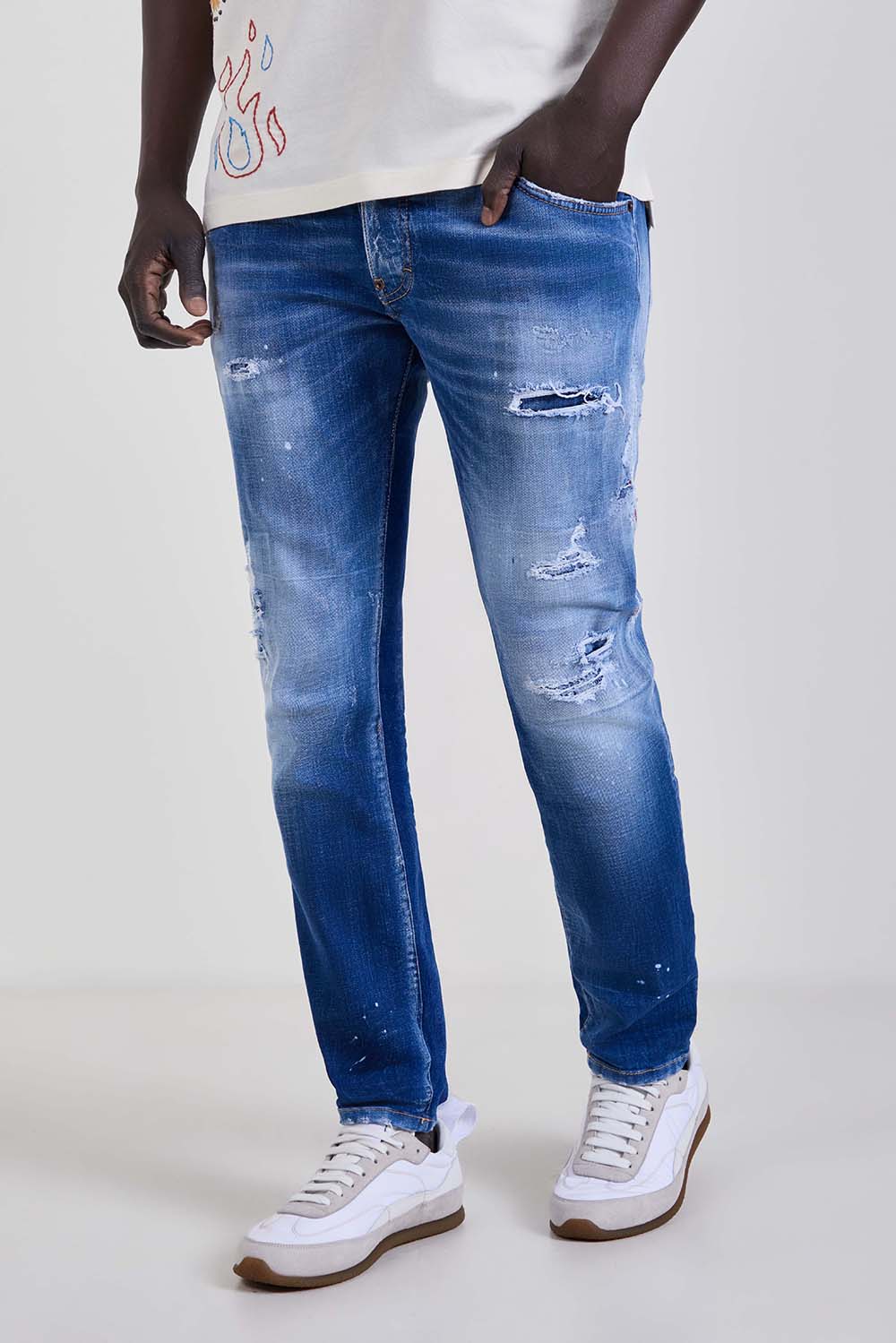 תמונת דוגמן קידמית של מכנסי ג'ינס