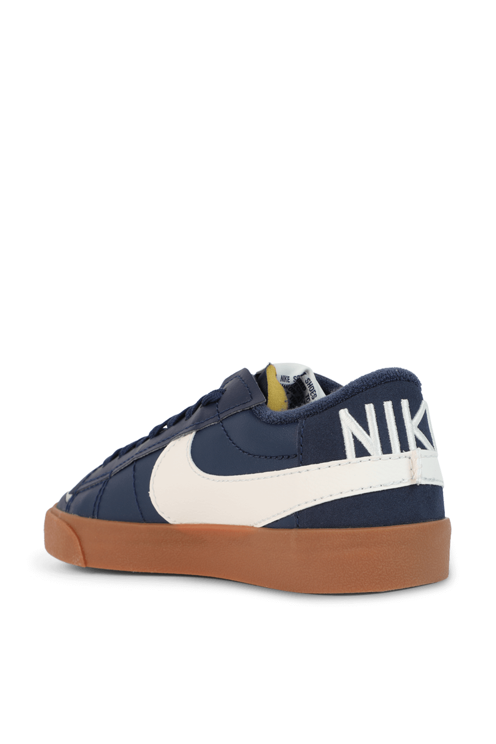 תמונה אחורית של נעלי סניקרס בלייזר 77 ג'מבו