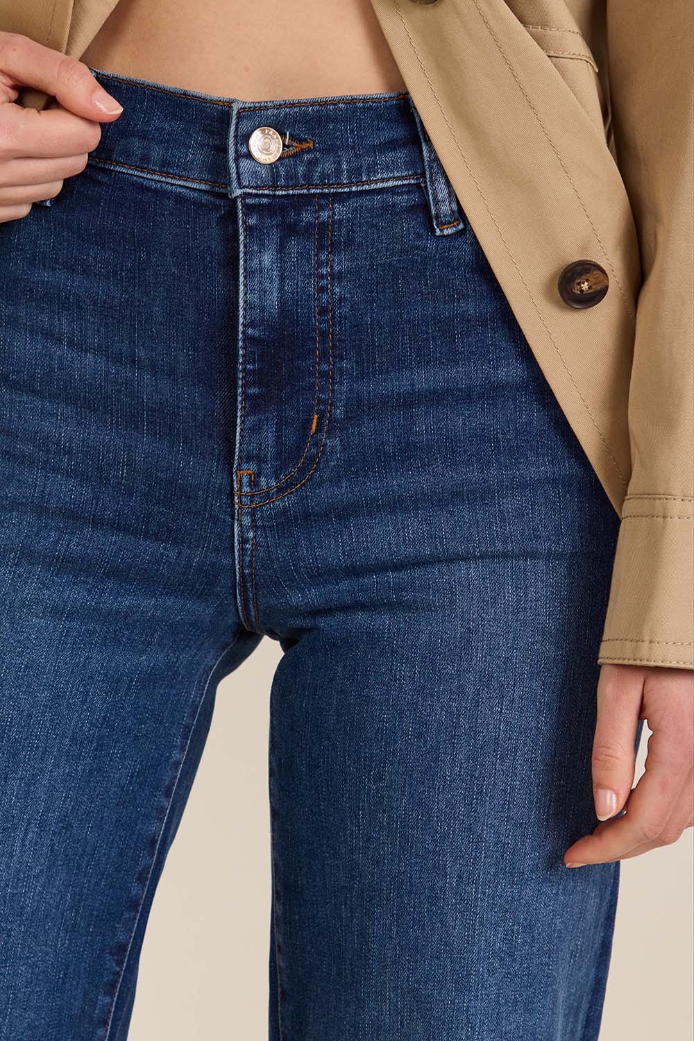 תמונת תקריב דוגמן של מכנסי ג'ינס בגזרת סלים