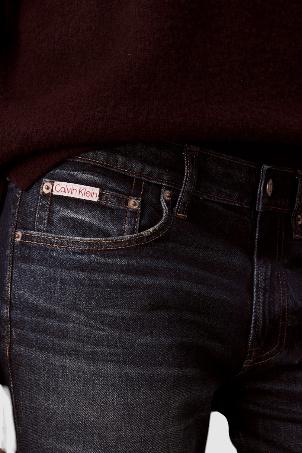 תמונת תקריב דוגמן של מכנסי ג'ינס בגזרת סלים